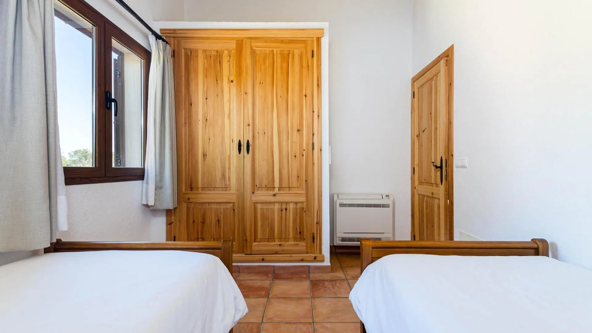 Yourhouse Agroturismo Can Porreti La Figuera للوريت دى فيستا أليجر 0*,  إسبانيا